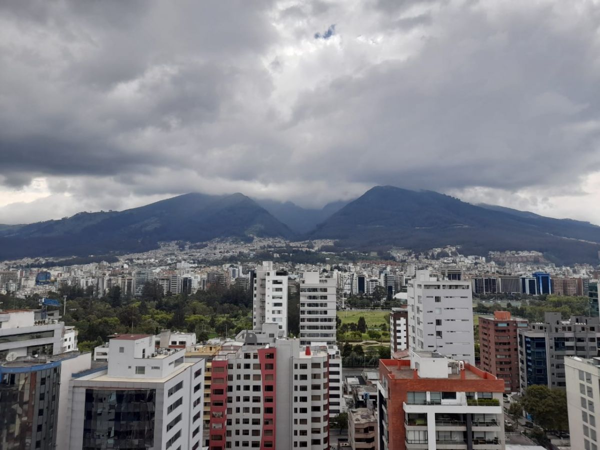 Столица у подножия действующего вулкана? Вулкан Пичинча (Pichincha)