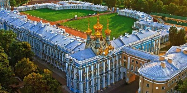 Летняя царская резеденция , или город в честь поэта