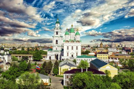 Город "Расположенный ниже по течению"