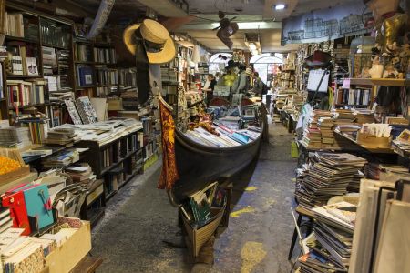 Libreria Alta Acqua – самый необычный и даже немного странный книжный магазин в Венеции
