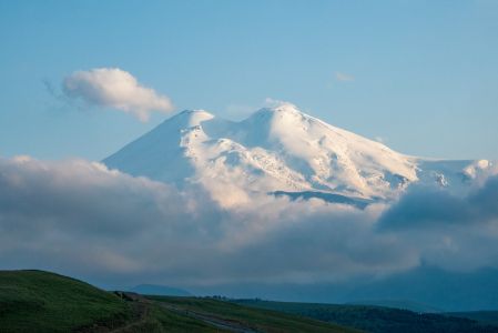   Эльбрус - хорошо известный и загадочный...