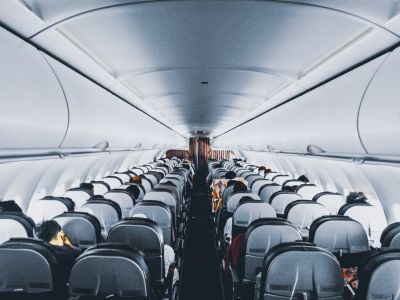 Овации на борту: почему пассажиры хлопают при посадке самолета