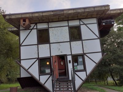   ПЕРЕВЕРНУТЫЙ ДОМ, ОБЛЕПИХОВЫЙ ЧАЙ, АВТОДРОМ ИЛИ ЧЕМ ЕЩЕ МОЖЕТ ПОРАДОВАТЬ ПАРК «ЮНОСТЬ»?