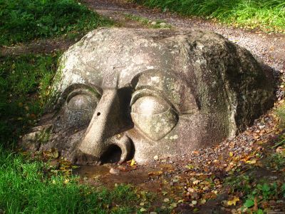 Каменная Голова – один из самых загадочных памятников Петергофа. Изваяние, о котором ходит множество легенд
